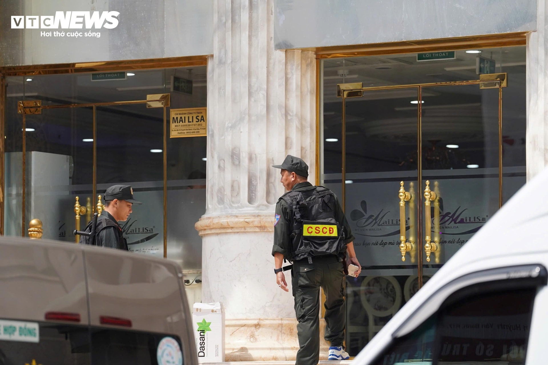 Từ sáng sớm, lực lượng chức năng có mặt tại thẩm mỹ viện Mailisa trên đường Huỳnh Văn Bánh, TP.HCM.