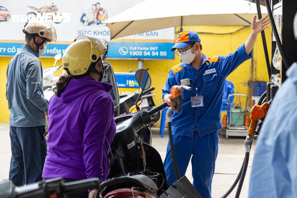 Giá xăng chiều nay dự báo tiếp tục giảm, trong khi giá dầu diesel có thể tăng nhẹ. (Ảnh: Công Hiếu).