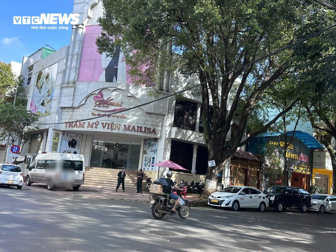 Cảnh sát bảo vệ nghiêm ngặt thẩm mĩ viện Mailisa.