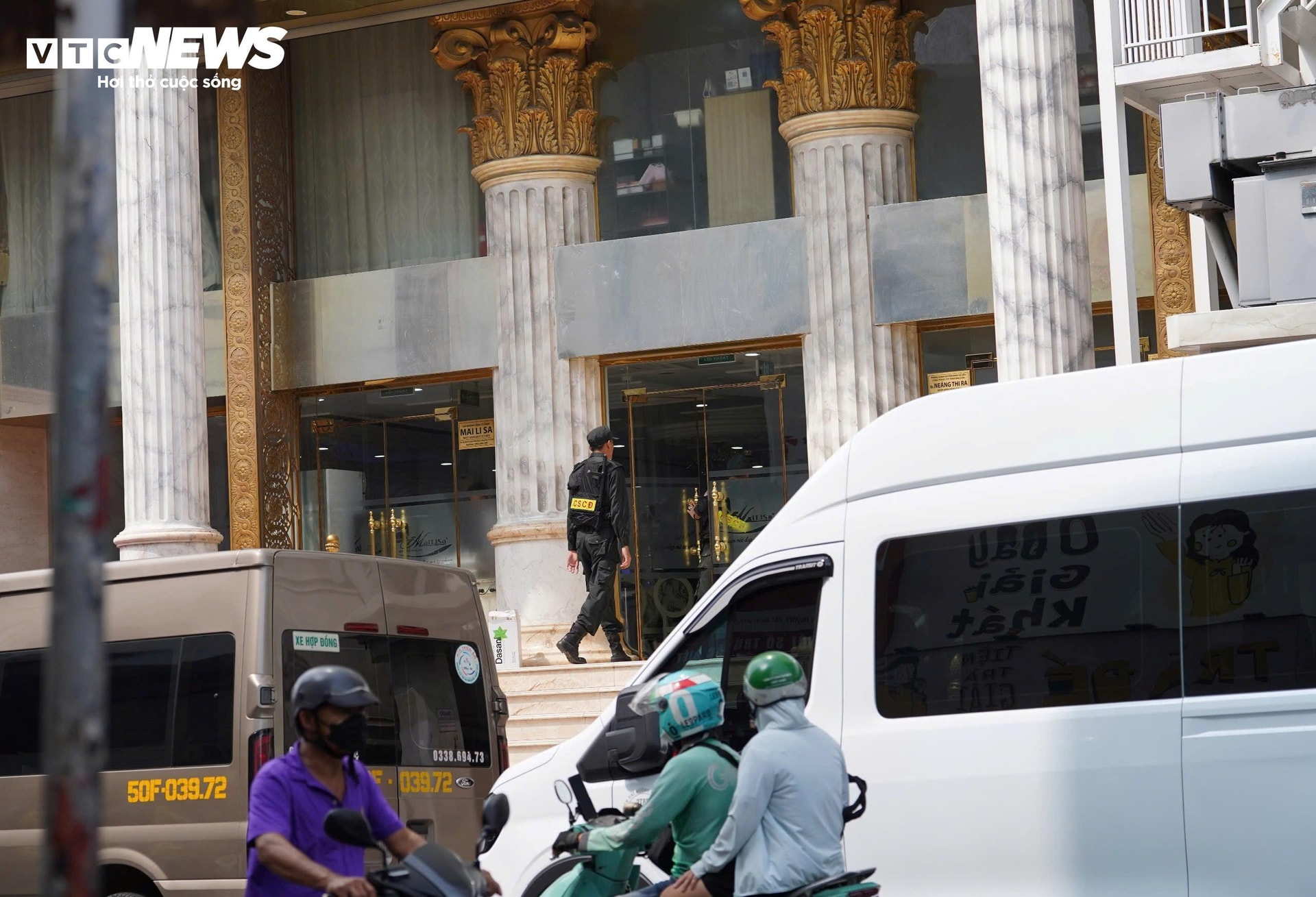 Lực lượng chức năng xuất hiện tại thẩm mĩ viện Mailisa trên đường Huỳnh Văn Bánh.