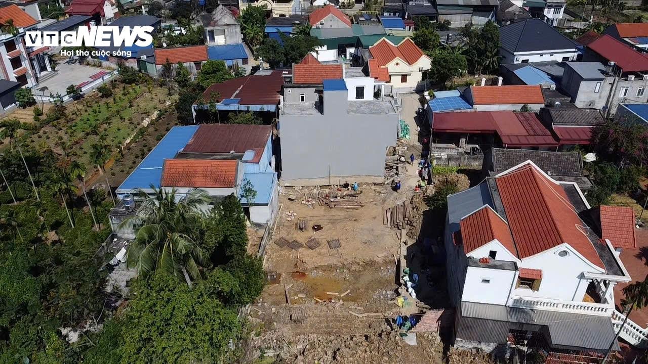 Phần móng bên đất của gia đình ông Hữu đã cơ bản hoàn thiện, sẵn sàng cho việc ghép nối khi căn nhà di chuyển sang.