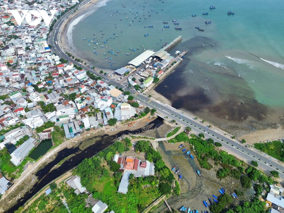 dòng nước thải đen ngòm từ bãi rác tấn công khu dân cư và đổ ra biển nha trang hình ảnh 4 dong nuoc thai den ngom tu bai rac tan cong khu dan cu va do ra bien nha trang hinh anh 4