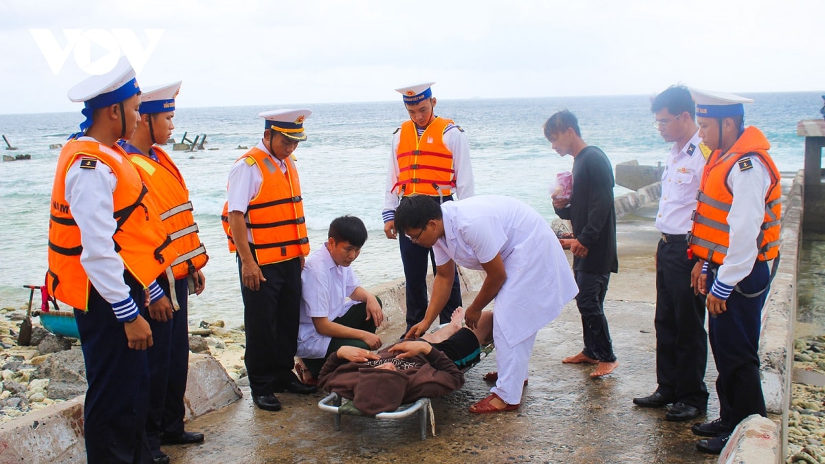 Đặc khu trường sa cấp cứu kịp thời ngư dân bị giảm áp do lặn sâu hình ảnh 2 Dac khu truong sa cap cuu kip thoi ngu dan bi giam ap do lan sau hinh anh 2