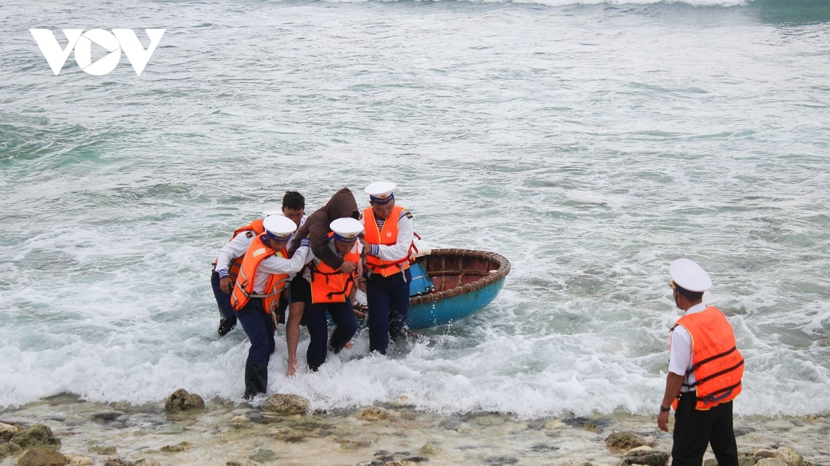 Đặc khu trường sa cấp cứu kịp thời ngư dân bị giảm áp do lặn sâu hình ảnh 1 Dac khu truong sa cap cuu kip thoi ngu dan bi giam ap do lan sau hinh anh 1