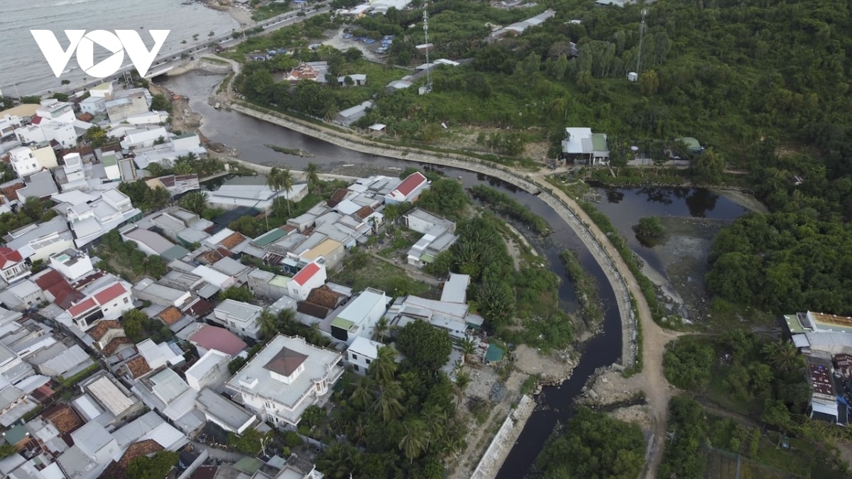 dòng nước thải đen ngòm từ bãi rác tấn công khu dân cư và đổ ra biển nha trang hình ảnh 2 dong nuoc thai den ngom tu bai rac tan cong khu dan cu va do ra bien nha trang hinh anh 2