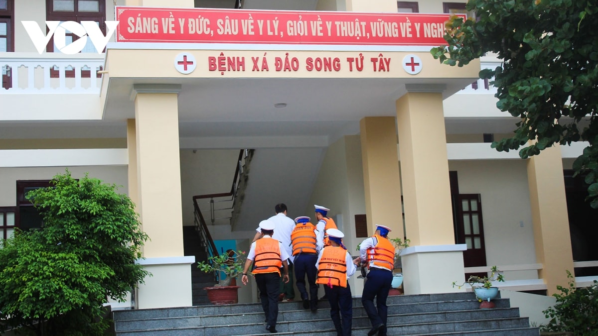 Đặc khu trường sa cấp cứu kịp thời ngư dân bị giảm áp do lặn sâu hình ảnh 3 Dac khu truong sa cap cuu kip thoi ngu dan bi giam ap do lan sau hinh anh 3