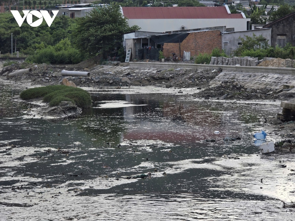 dòng nước thải đen ngòm từ bãi rác tấn công khu dân cư và đổ ra biển nha trang hình ảnh 7 dong nuoc thai den ngom tu bai rac tan cong khu dan cu va do ra bien nha trang hinh anh 7