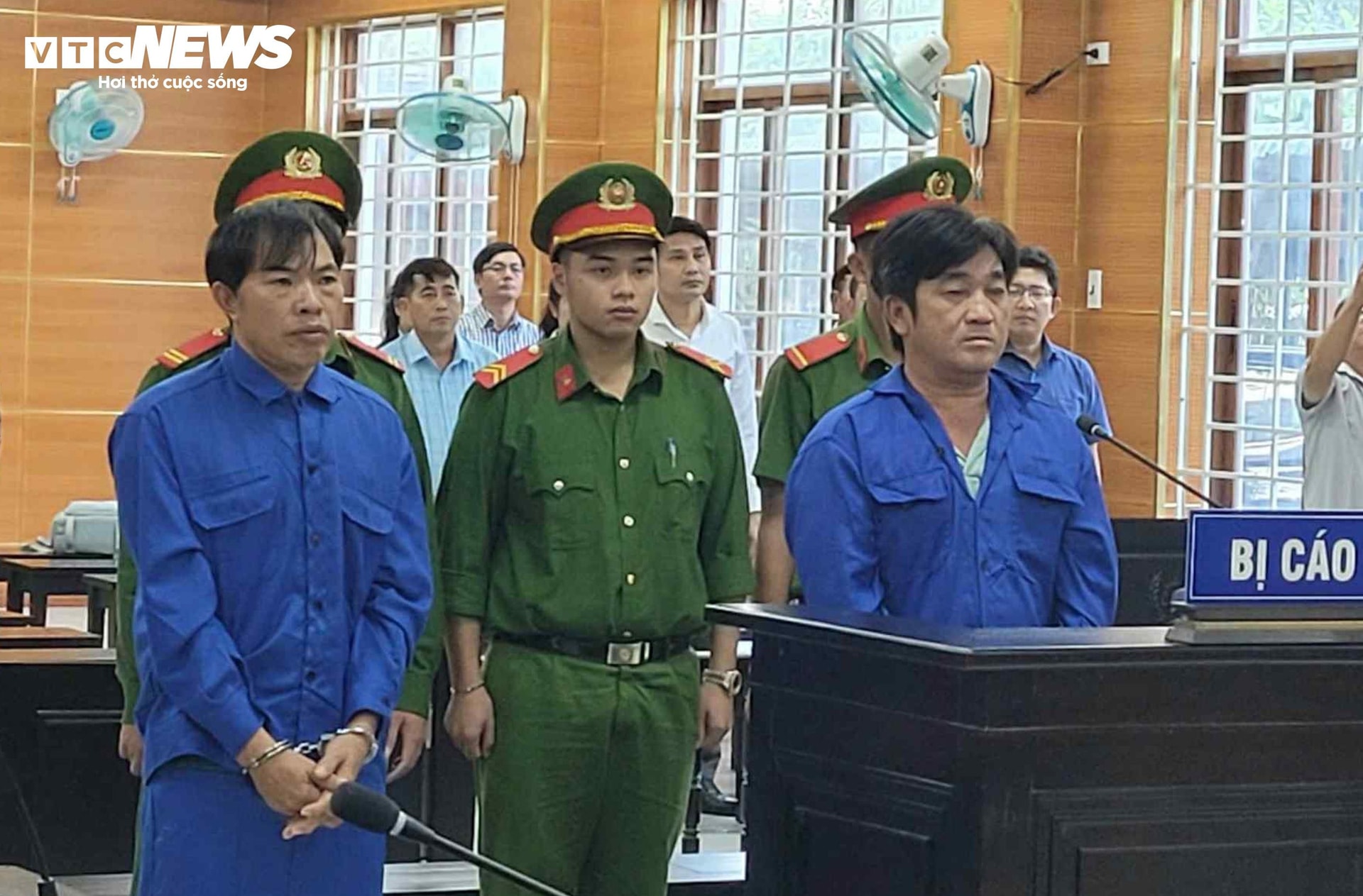 Hai bị cáo Phạm Tiên và Nguyễn Văn Long tại phiên toà.