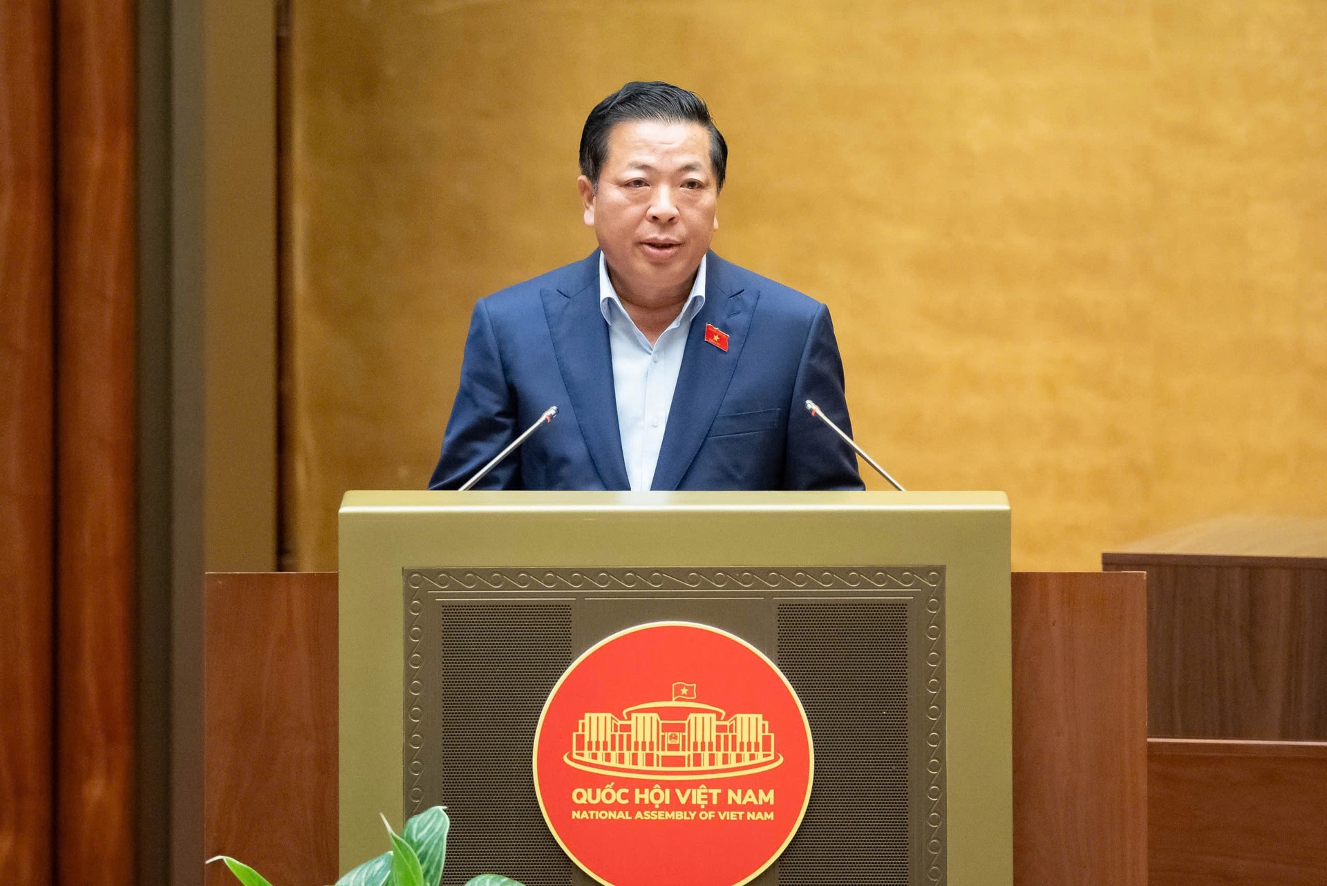 Bộ trưởng Bộ Xây dựng Trần Hồng Minh trình bày tờ trình về chủ trương đầu tư dự án đầu tư xây dựng Cảng hàng không quốc tế Gia Bình.