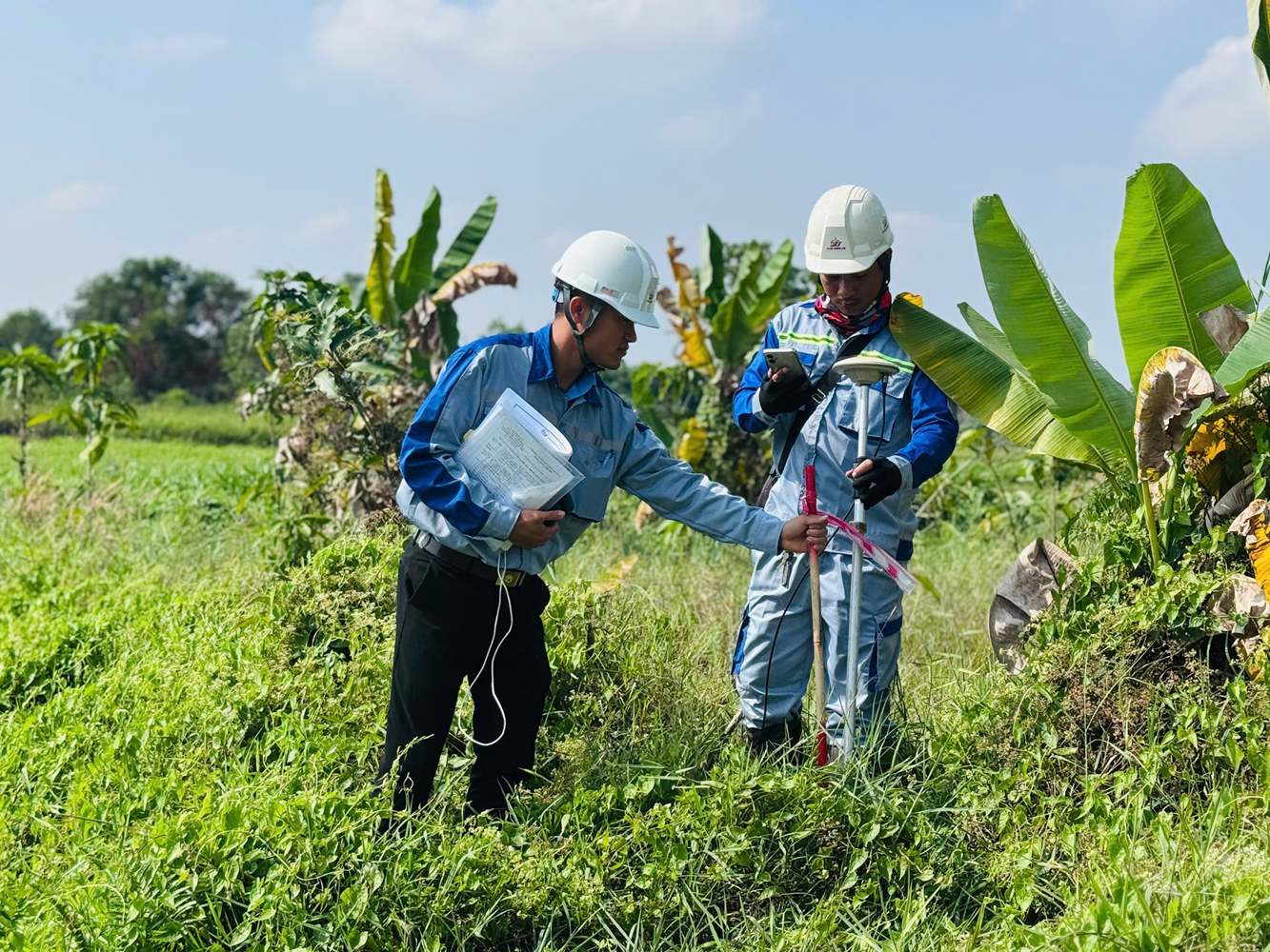 Cắm mốc giải phóng mặt bằng dự án cao tốc TP.HCM- Mộc Bài phần trên địa bàn TP.HCM.