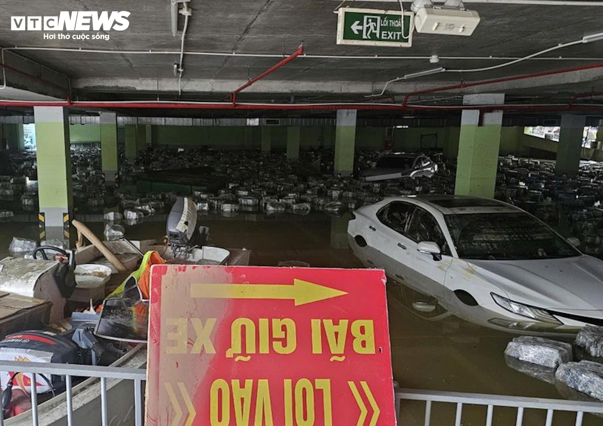 Huế vừa trải qua trận lụt lịch sử hơn 25 năm mới lập lại gây thiệt hại nặng nề.