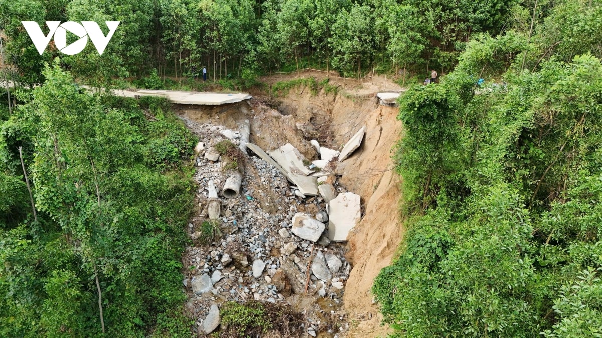 Da nang Duong vao xa tra Doc sat lo, hon 7.000 nguoi bi co lap hinh anh 1