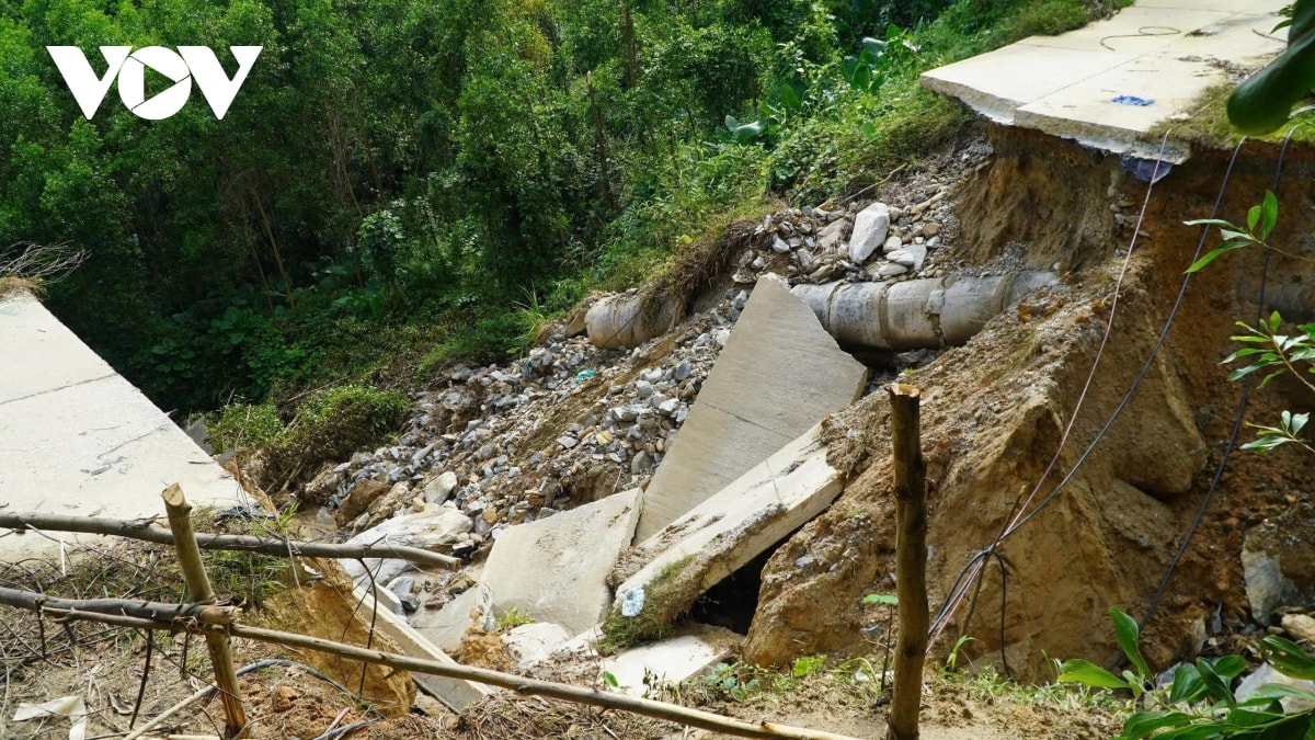 Da nang Duong vao xa tra Doc sat lo, hon 7.000 nguoi bi co lap hinh anh 2