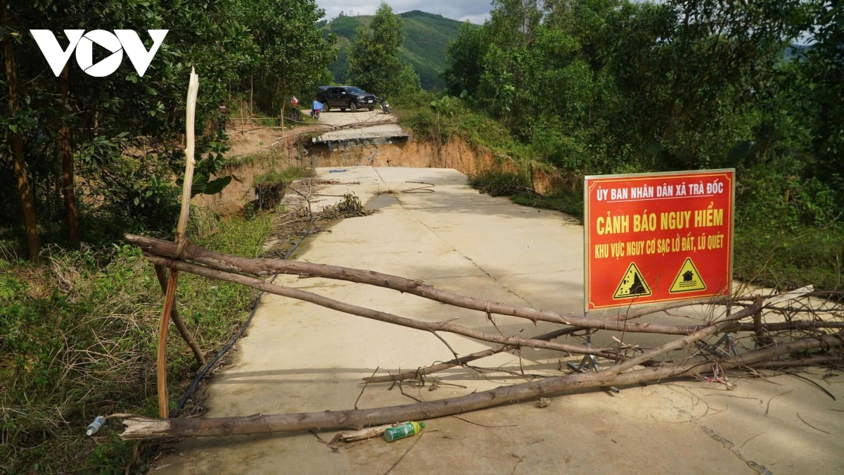 Da nang Duong vao xa tra Doc sat lo, hon 7.000 nguoi bi co lap hinh anh 3