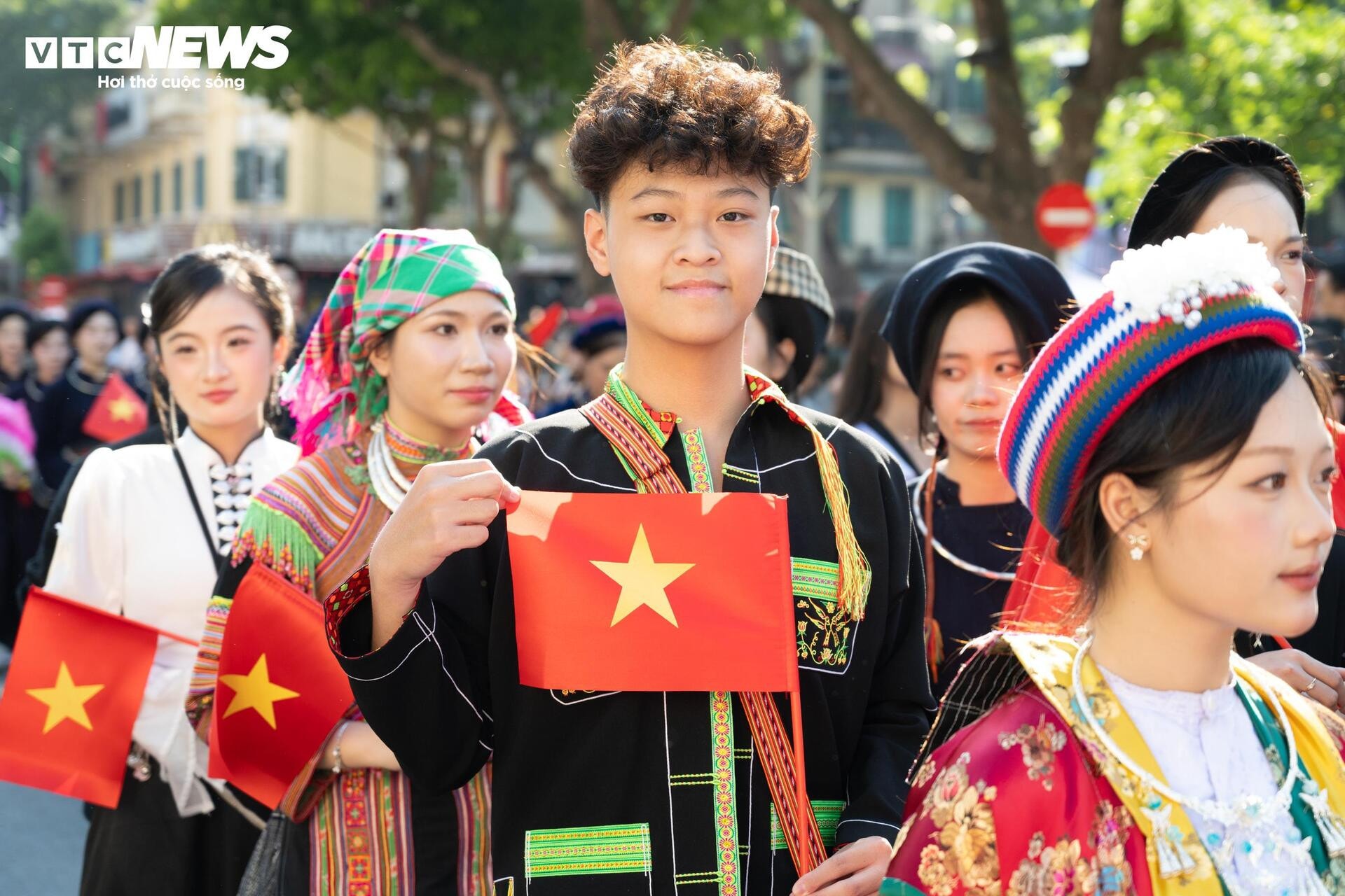 Gần 800 người mặc cổ phục diễu hành trên phố đi bộ Hồ Gươm - 7