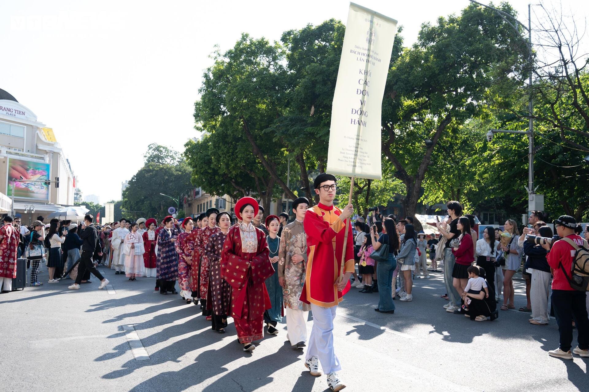 Gần 800 người mặc cổ phục diễu hành trên phố đi bộ Hồ Gươm - 16