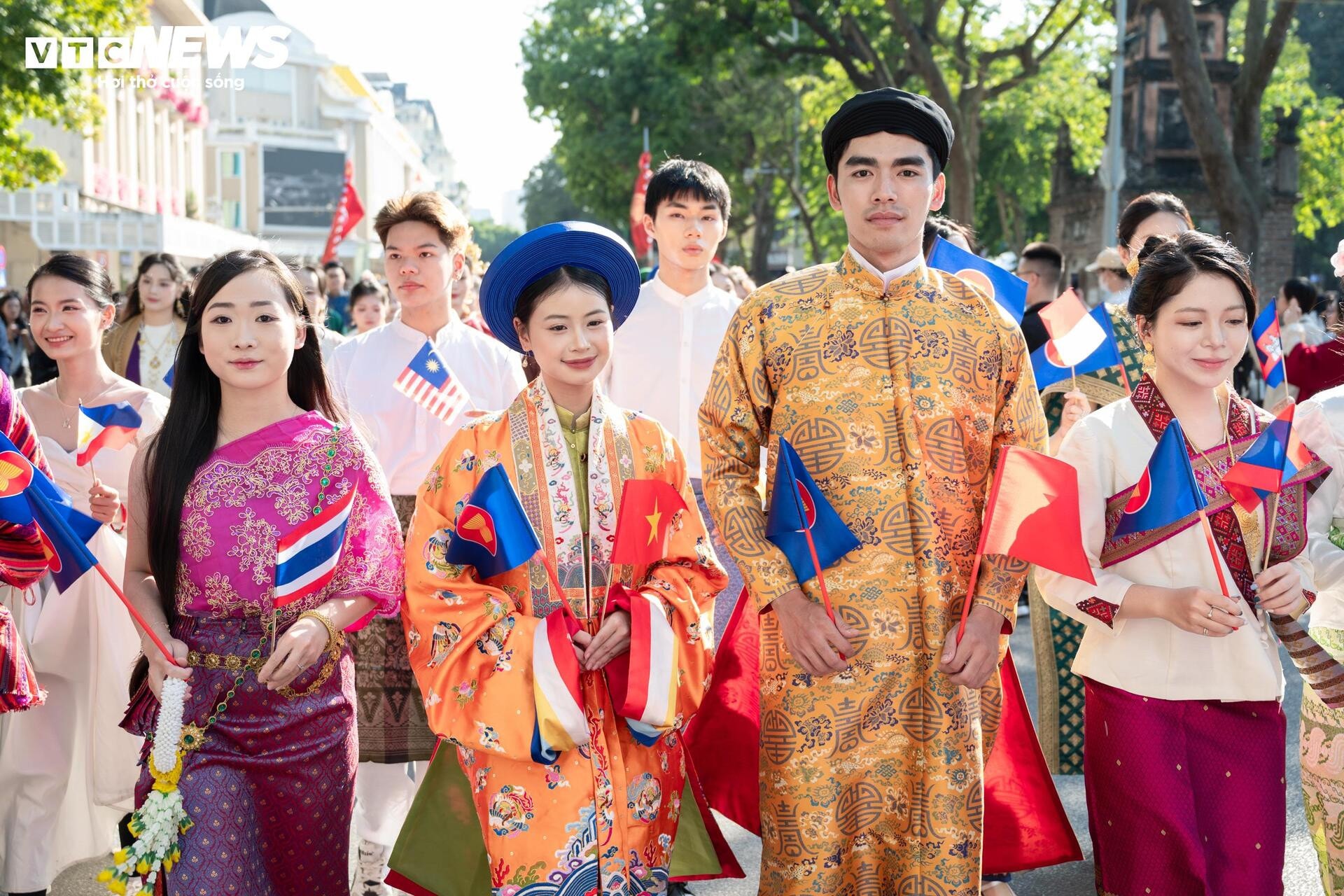 Gần 800 người mặc cổ phục diễu hành trên phố đi bộ Hồ Gươm - 11