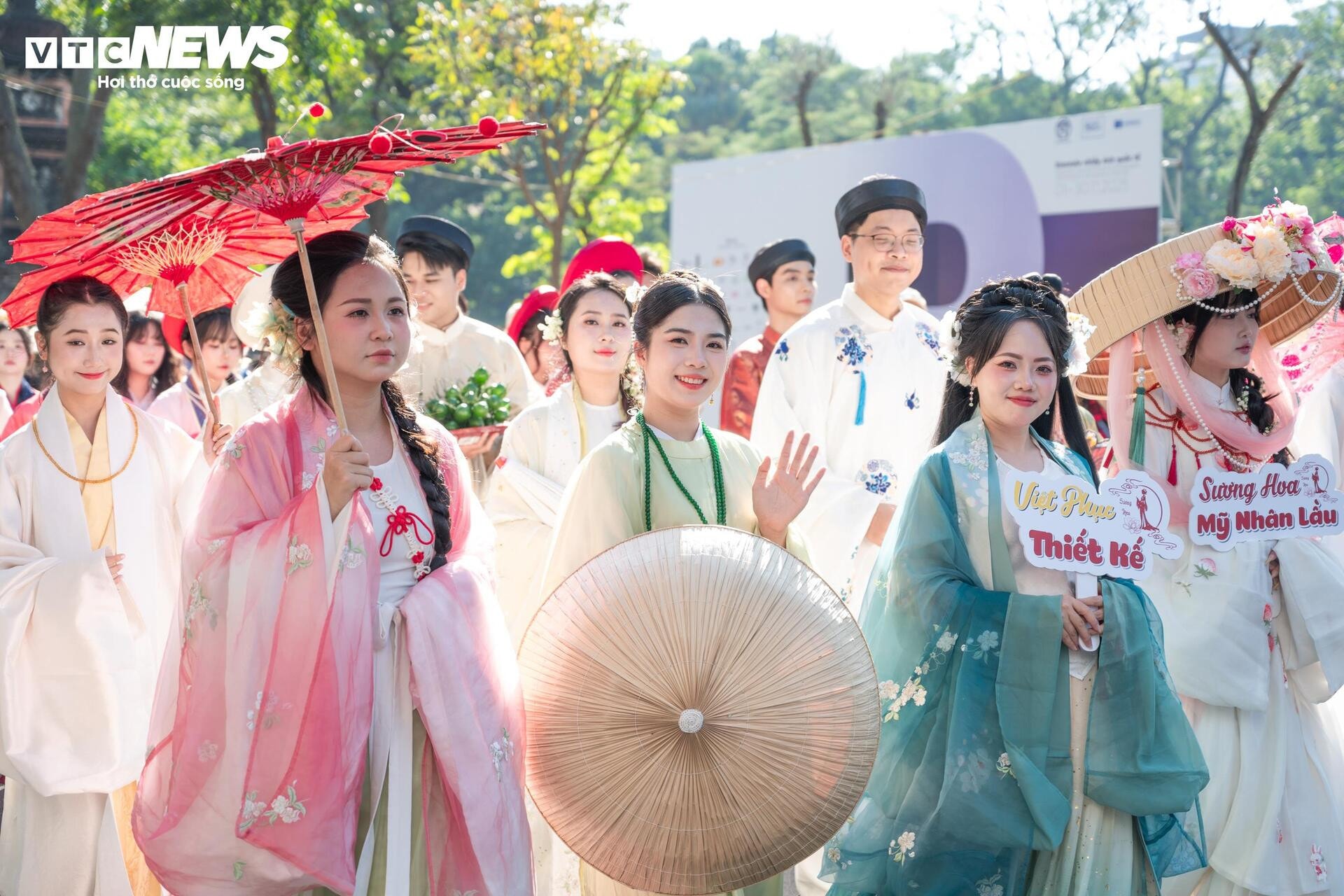 Gần 800 người mặc cổ phục diễu hành trên phố đi bộ Hồ Gươm - 5