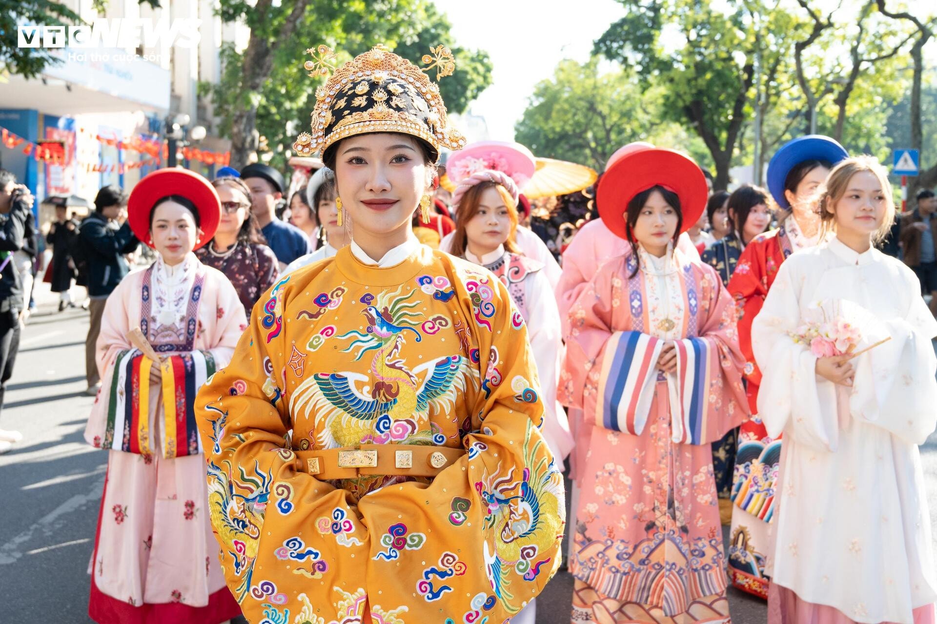 Gần 800 người mặc cổ phục diễu hành trên phố đi bộ Hồ Gươm - 10