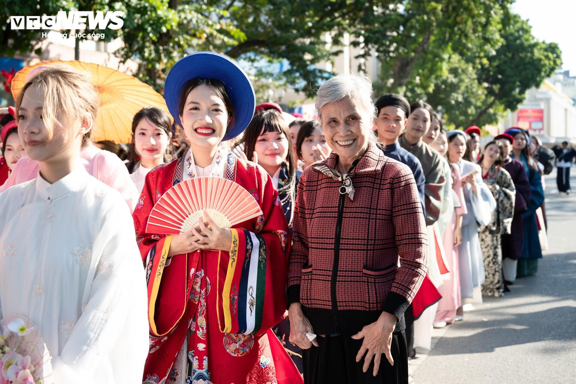 Gần 800 người mặc cổ phục diễu hành trên phố đi bộ Hồ Gươm - 9