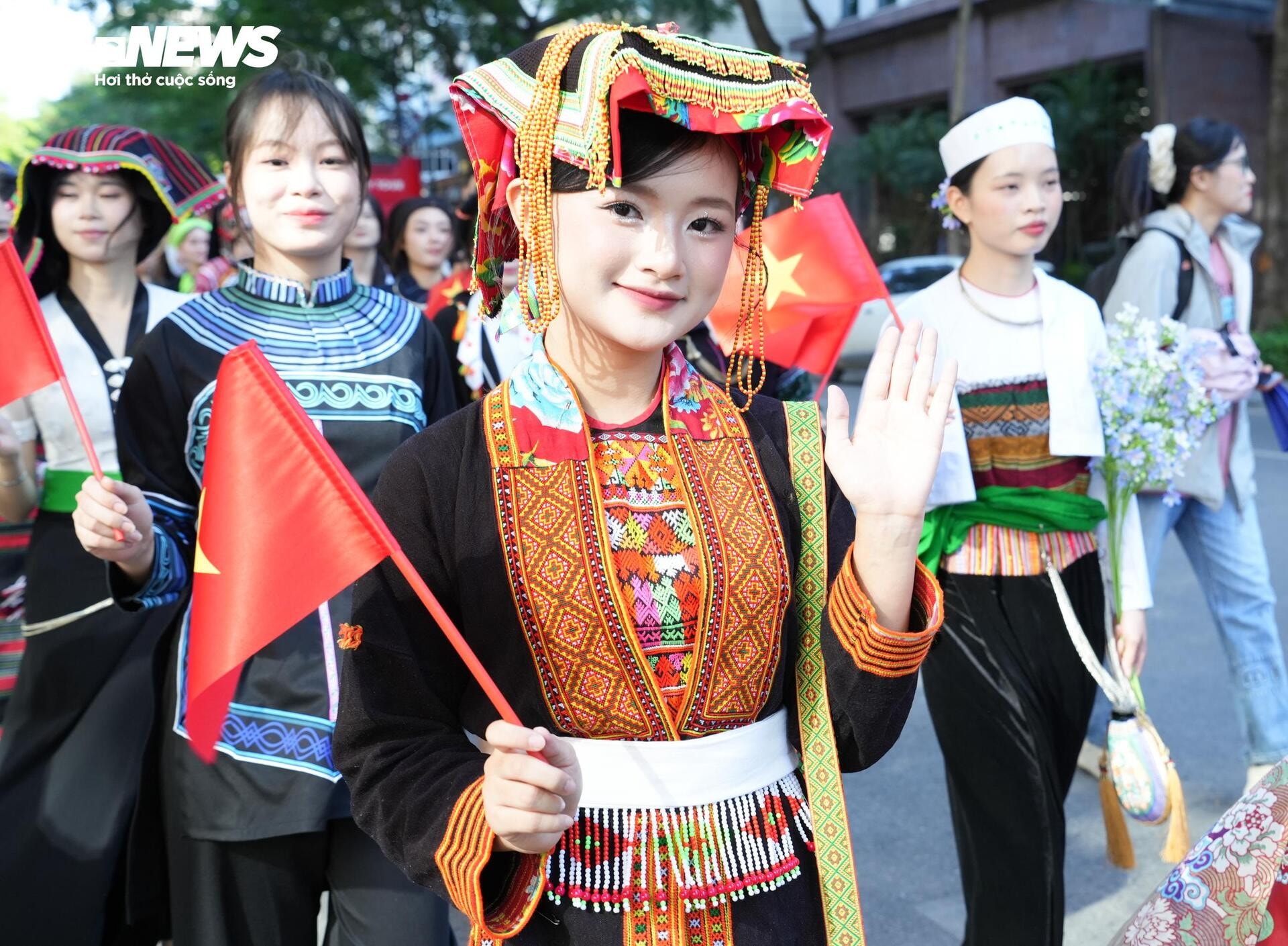 Gần 800 người mặc cổ phục diễu hành trên phố đi bộ Hồ Gươm - 3