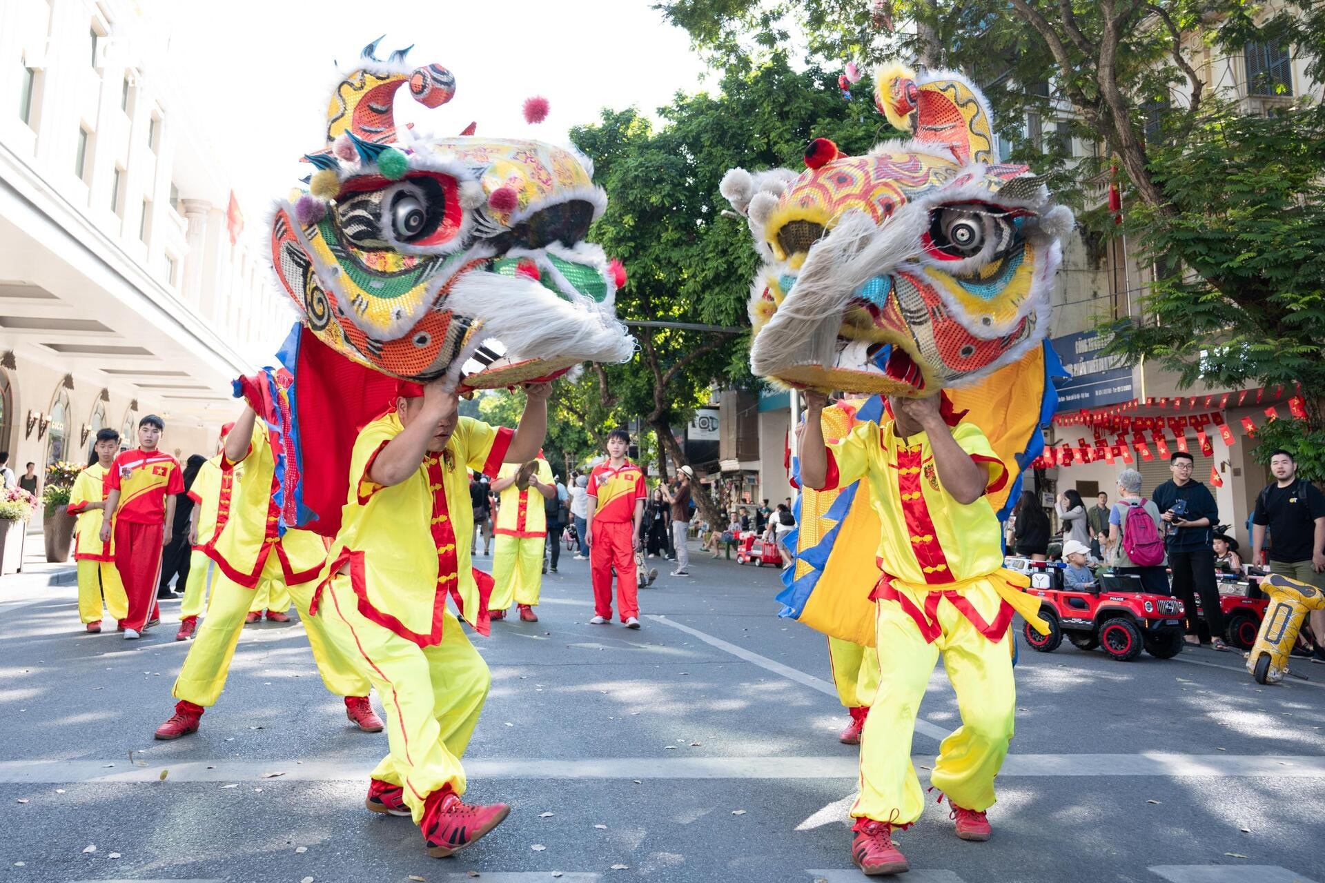 Gần 800 người mặc cổ phục diễu hành trên phố đi bộ Hồ Gươm - 2