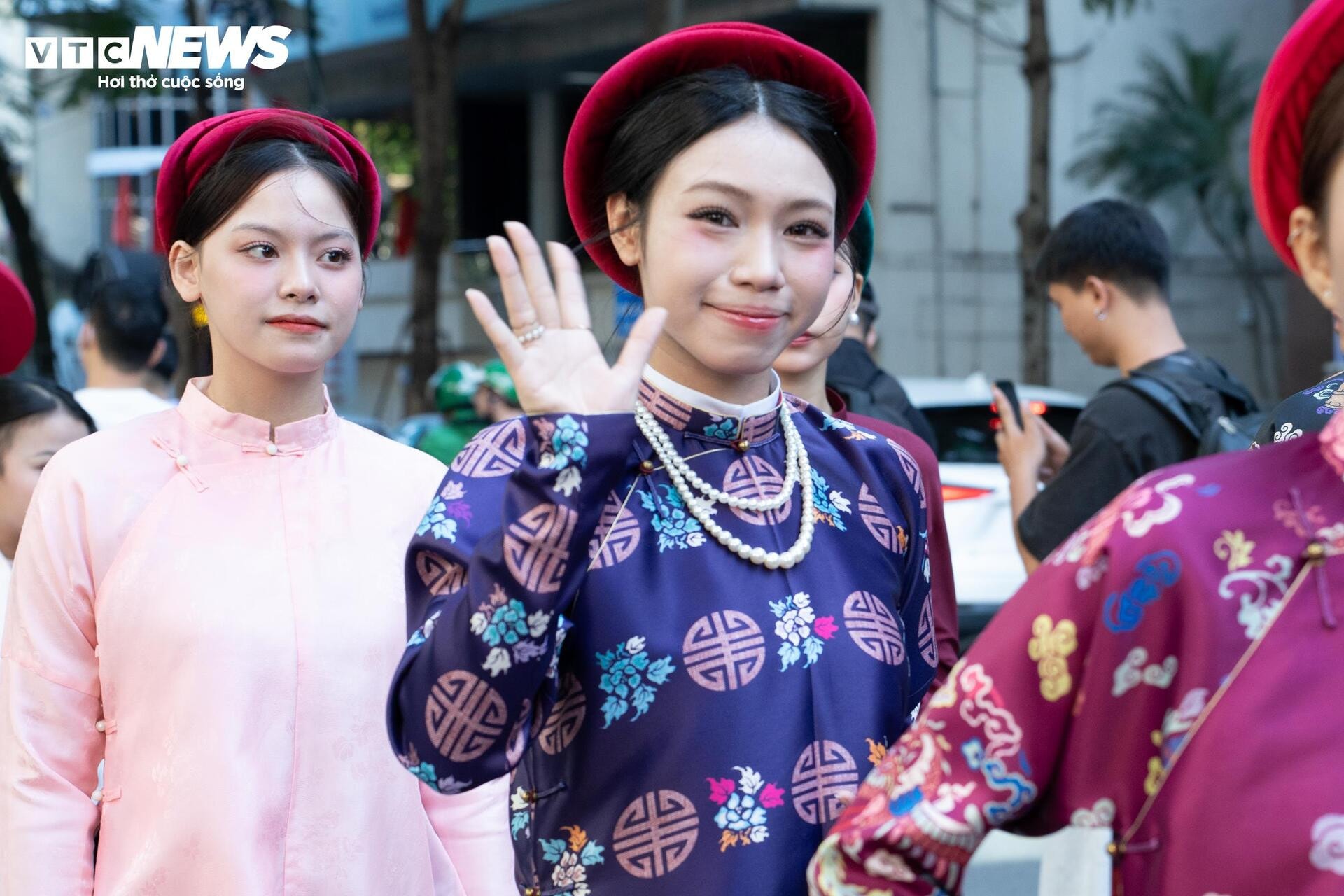 Gần 800 người mặc cổ phục diễu hành trên phố đi bộ Hồ Gươm - 4