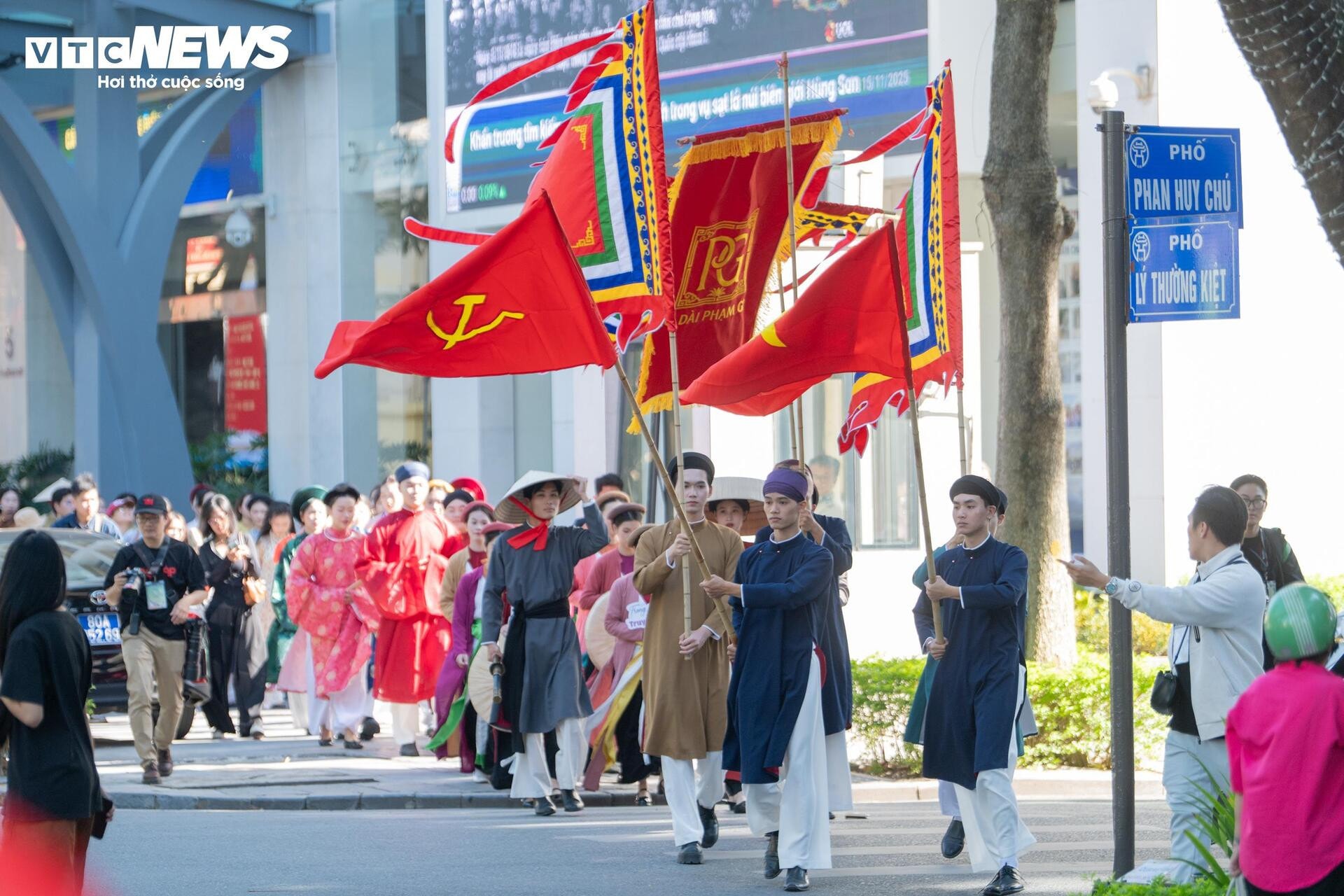 Gần 800 người mặc cổ phục diễu hành trên phố đi bộ Hồ Gươm - 1
