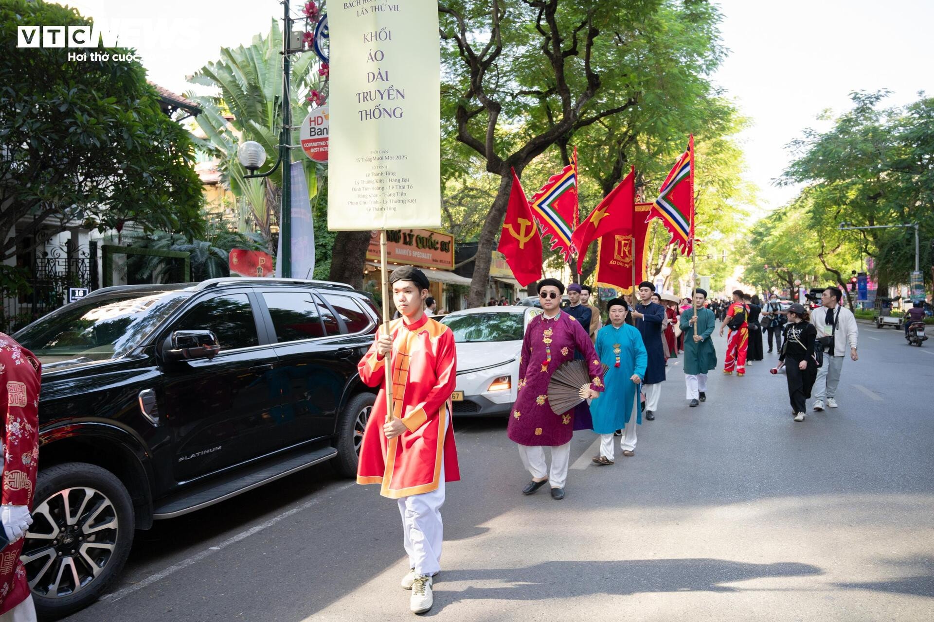 Gần 800 người mặc cổ phục diễu hành trên phố đi bộ Hồ Gươm - 17