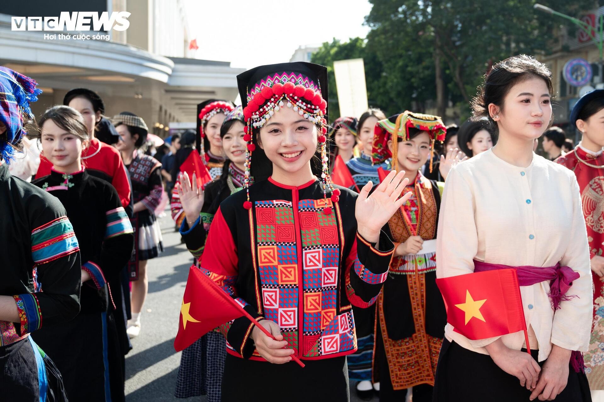 Gần 800 người mặc cổ phục diễu hành trên phố đi bộ Hồ Gươm - 6