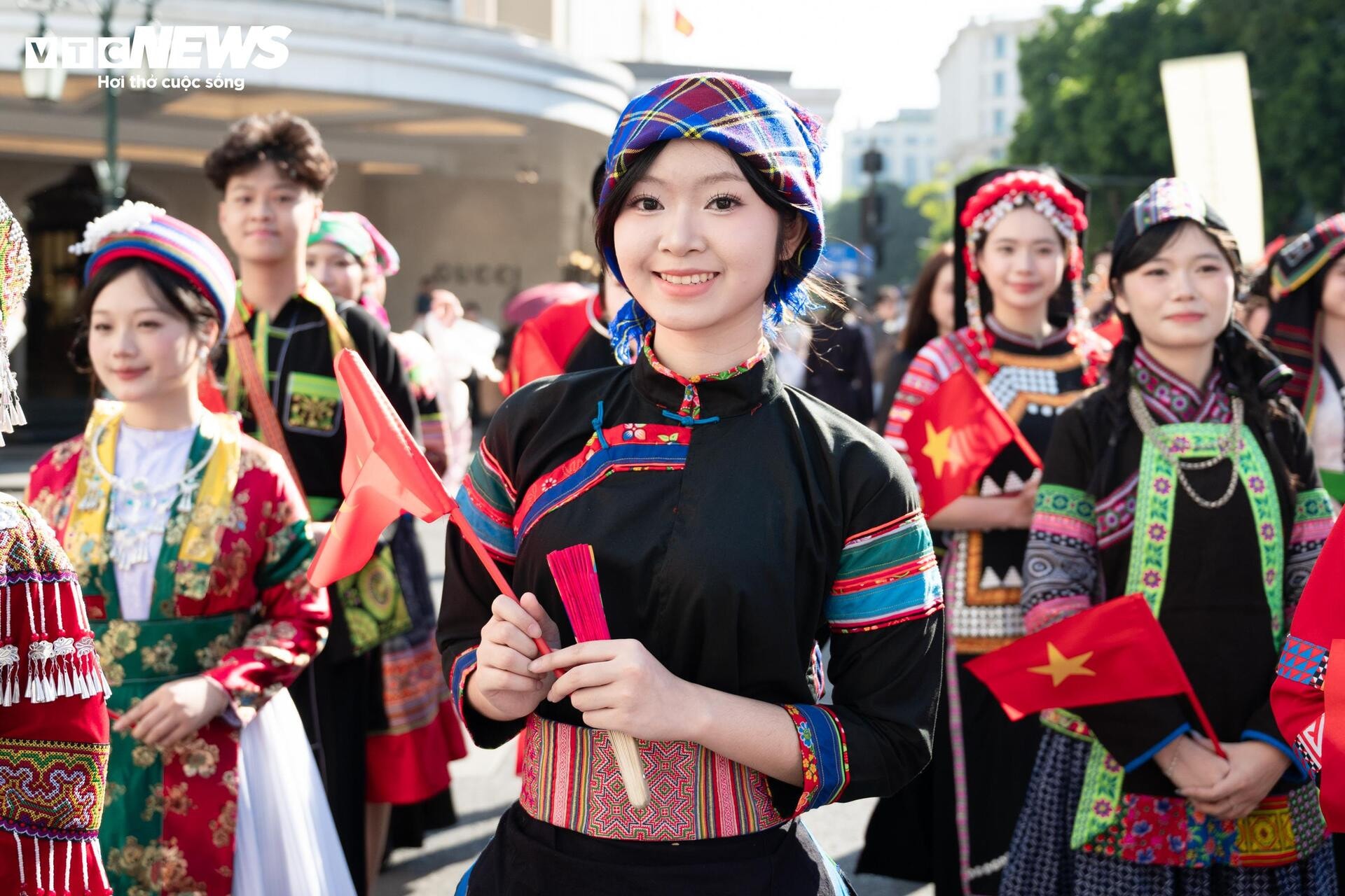 Gần 800 người mặc cổ phục diễu hành trên phố đi bộ Hồ Gươm - 8