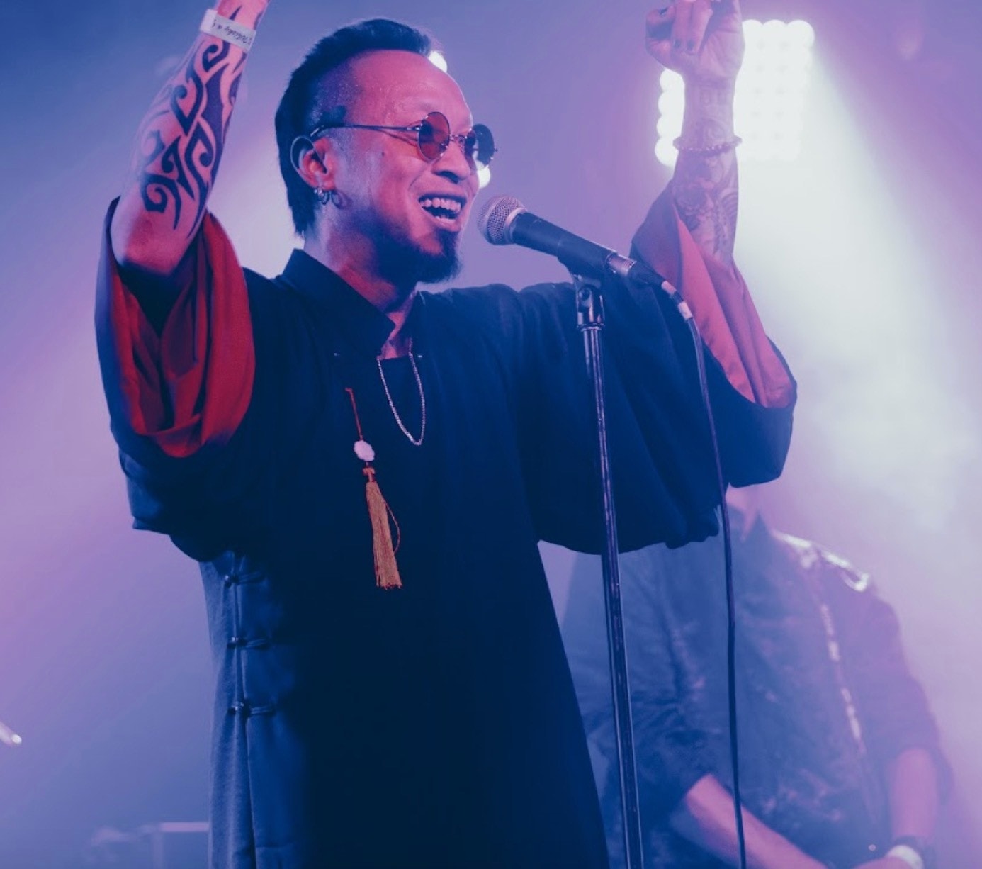 Các thành viên mặc áo dài để biểu diễn.