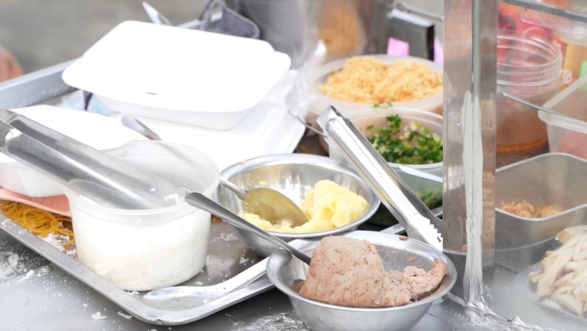 Thức ăn không được chế biến và bảo quản đúng cách có thể dẫn đến ngộ độc thực phẩm.