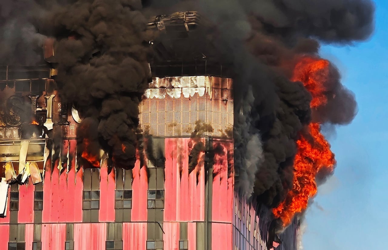 Đám cháy tạo ra khói đen và lửa bốc lên nghi ngút. (Ảnh: Chosun)