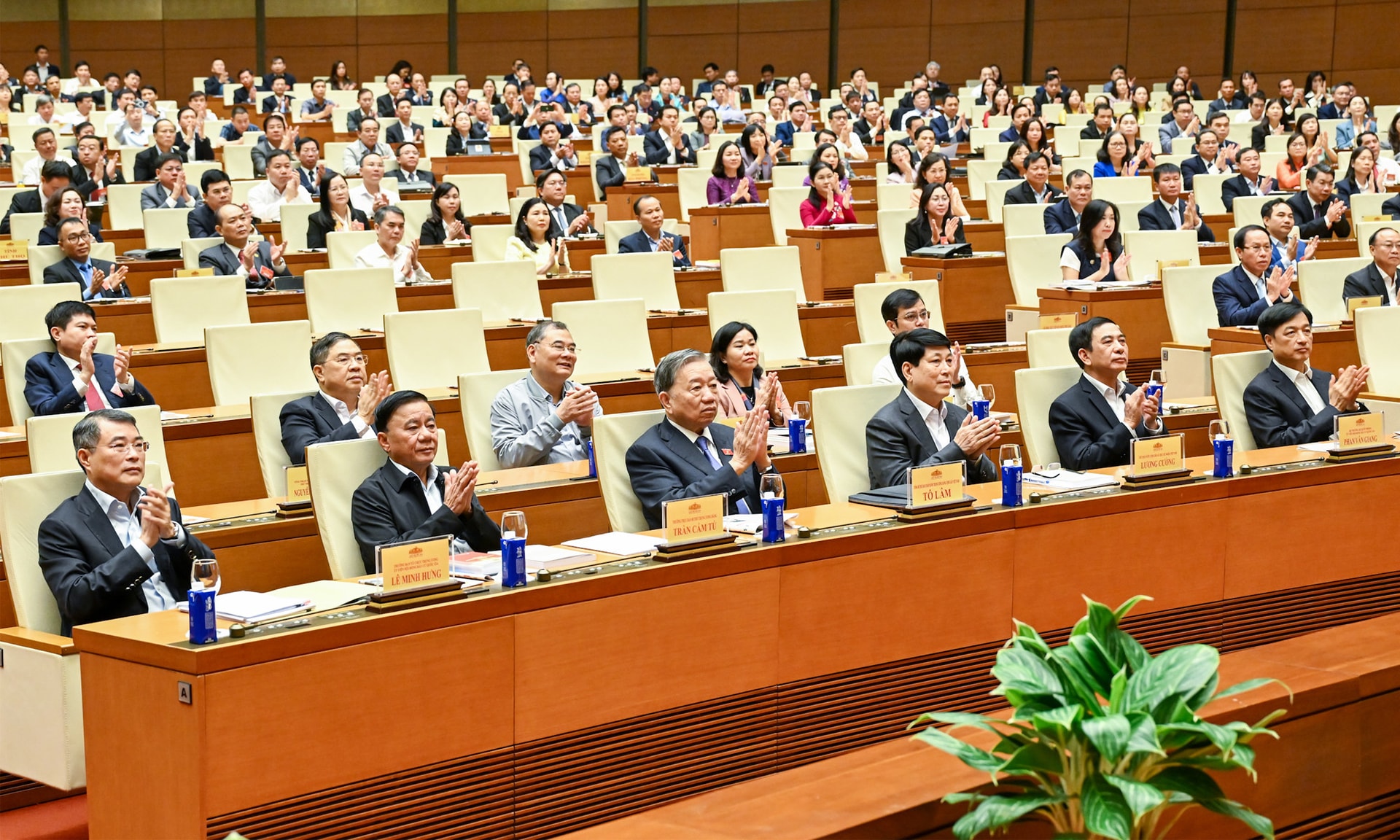 Tổng Bí thư Tô Lâm, Chủ tịch nước Lương Cường, Thường trực Ban Bí thư Trần Cẩm Tú cùng các đại biểu dự Hội nghị. (Ảnh: Duy Linh)