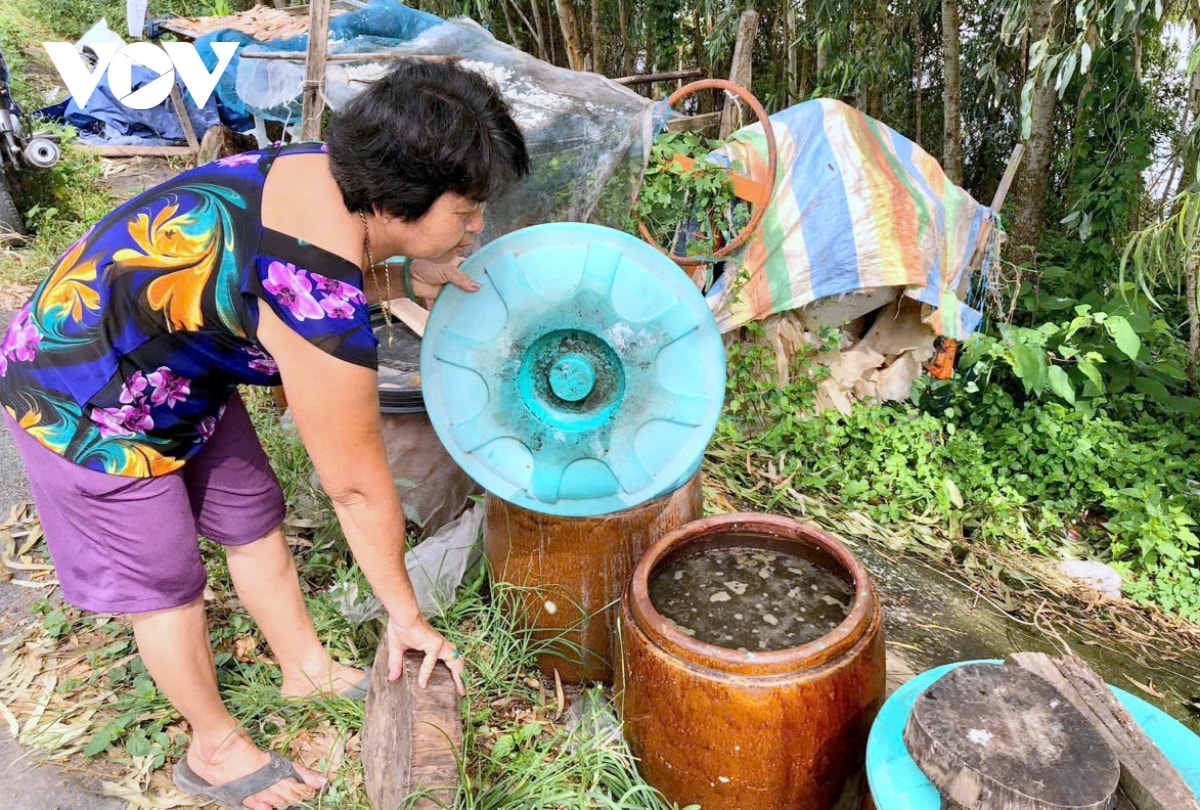 nuoc mam ca linh, huong vi dac trung mua nuoc noi o mien tay hinh anh 11