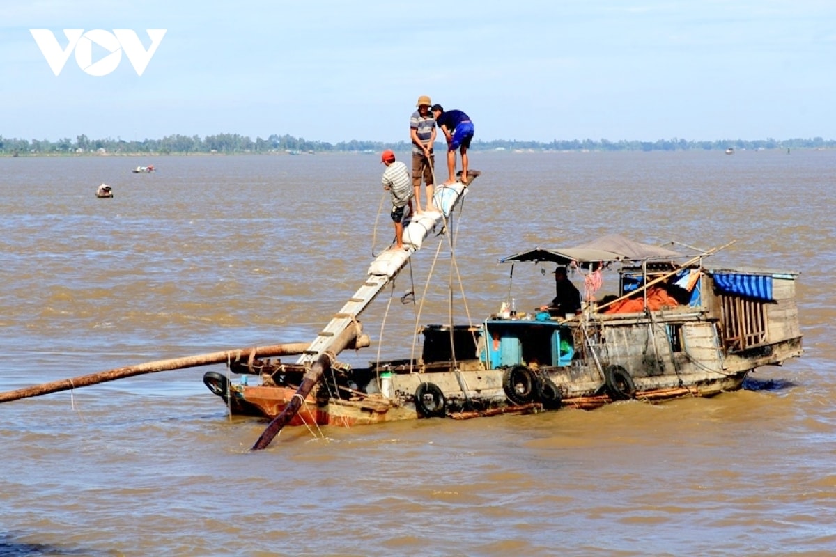 nuoc mam ca linh, huong vi dac trung mua nuoc noi o mien tay hinh anh 5