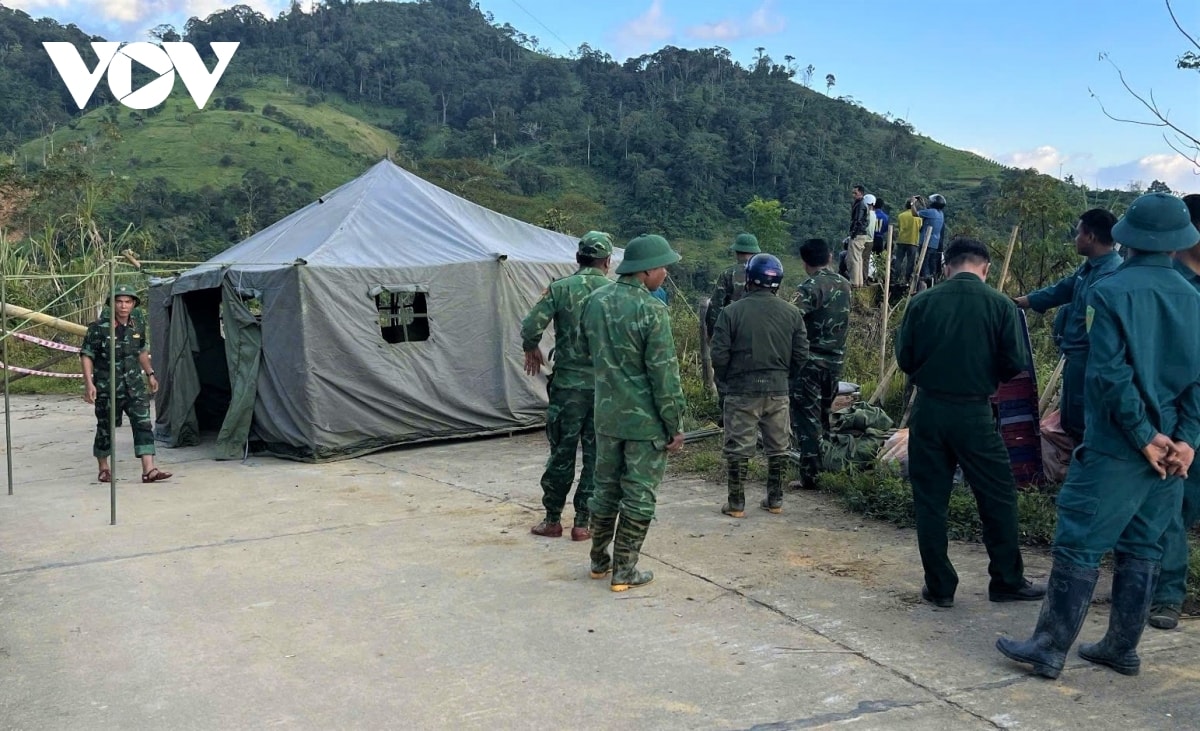 hon 100 can bo, chien si tuc truc, chua the vao diem sat lo hung son, Da nang hinh anh 2