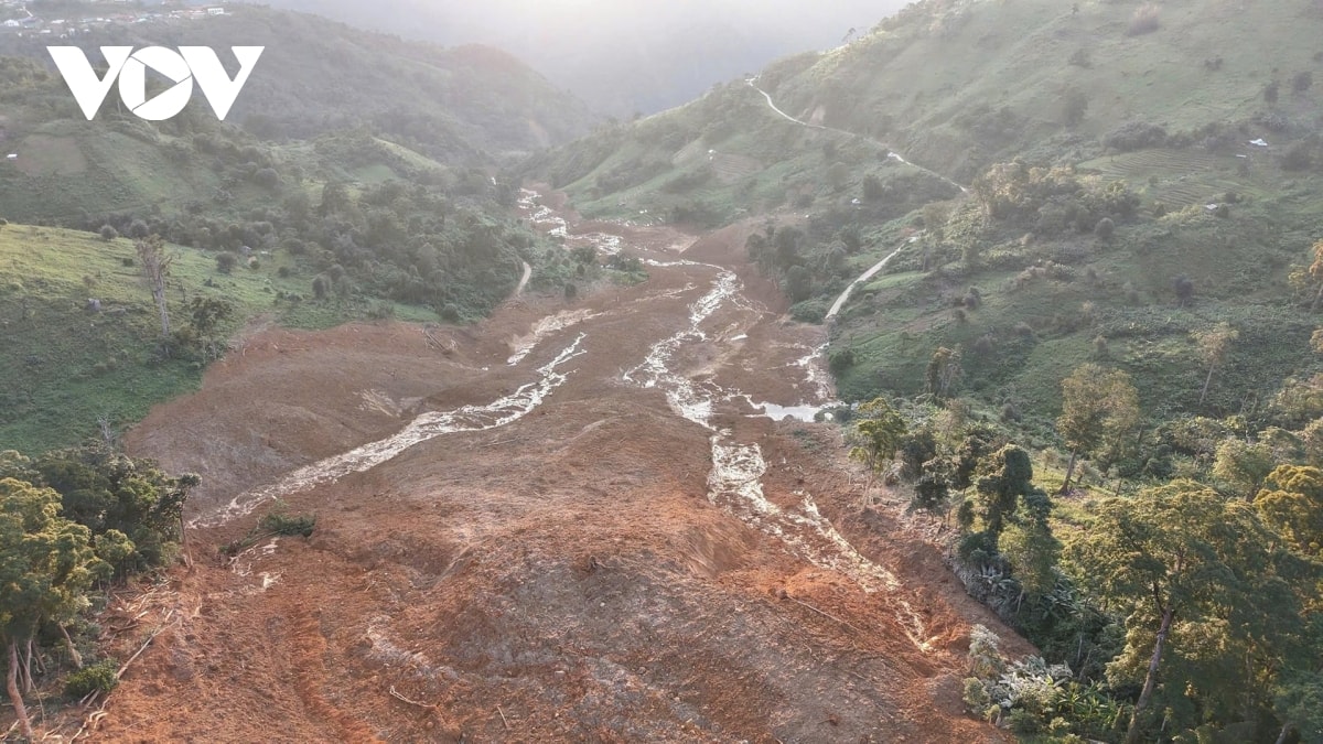 hon 100 can bo, chien si tuc truc, chua the vao diem sat lo hung son, Da nang hinh anh 1