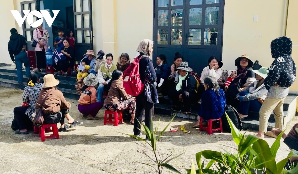 hon 100 can bo, chien si tuc truc, chua the vao diem sat lo hung son, Da nang hinh anh 3