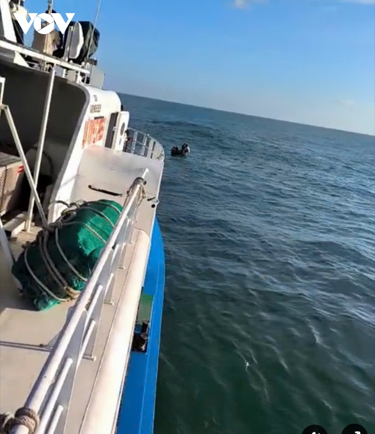 khen thuong tap the, ca nhan cuu 3 ngu dan ly son troi dat hon 40 gio tren bien hinh anh 2