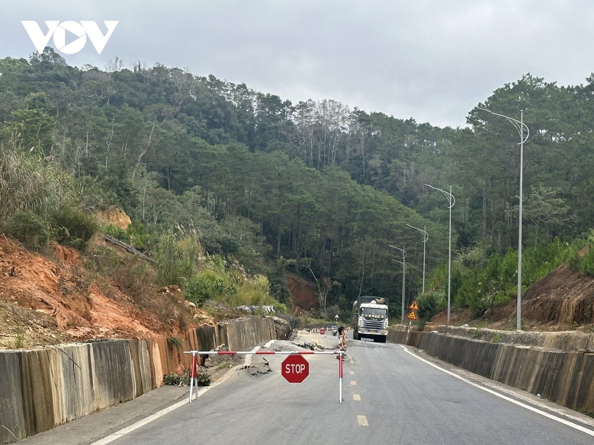 mat duong quoc lo 24 qua xa mang Den tinh quang ngai xuat hien vet nut dai 100m hinh anh 3