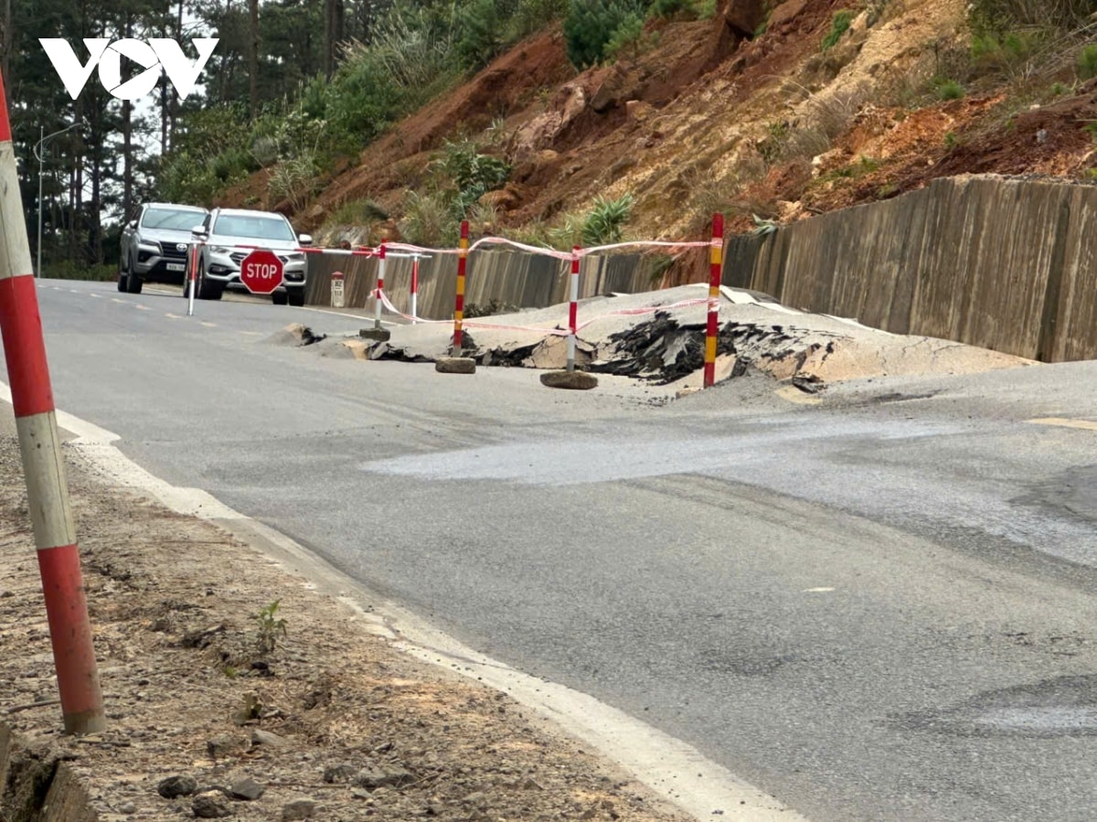 mat duong quoc lo 24 qua xa mang Den tinh quang ngai xuat hien vet nut dai 100m hinh anh 2