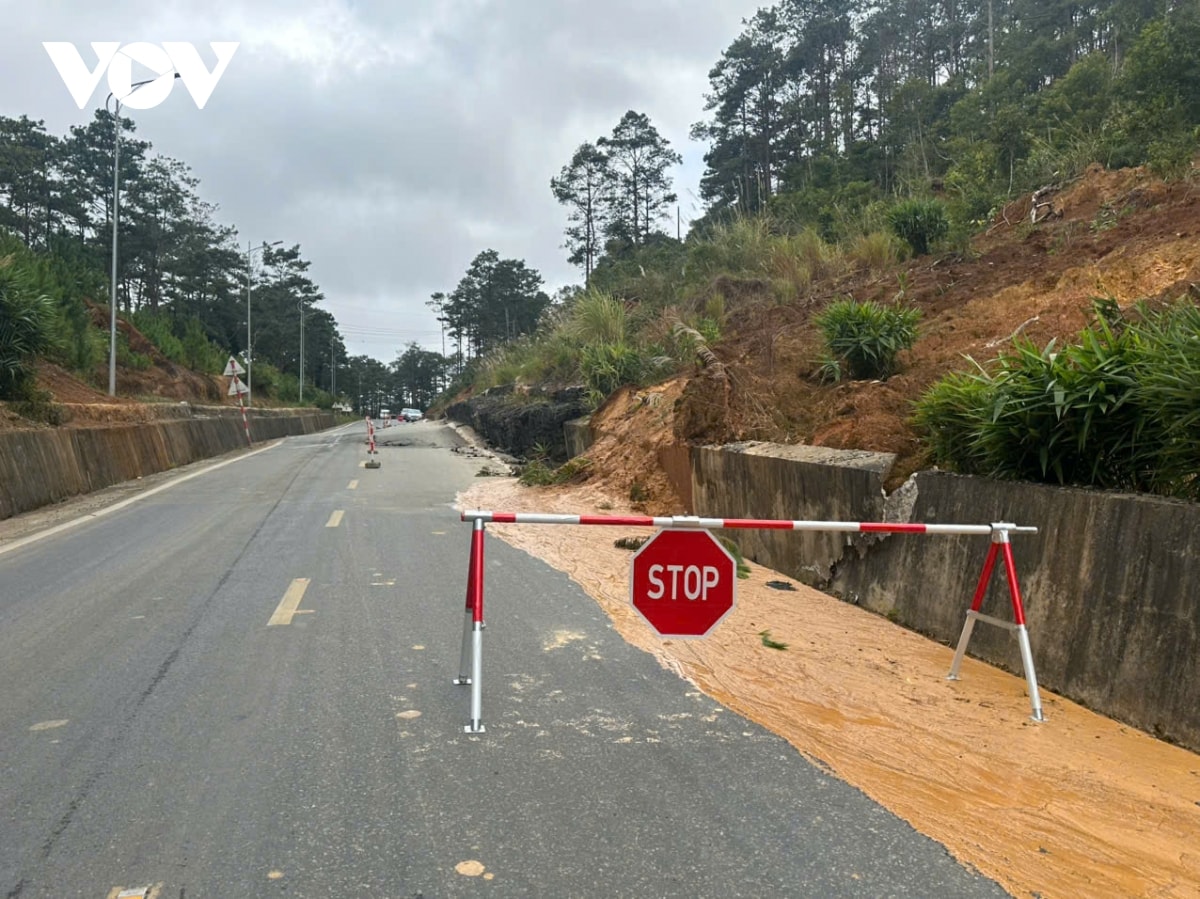 mat duong quoc lo 24 qua xa mang Den tinh quang ngai xuat hien vet nut dai 100m hinh anh 1