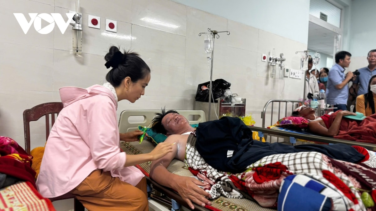 khen thuong tap the, ca nhan cuu 3 ngu dan ly son troi dat hon 40 gio tren bien hinh anh 3