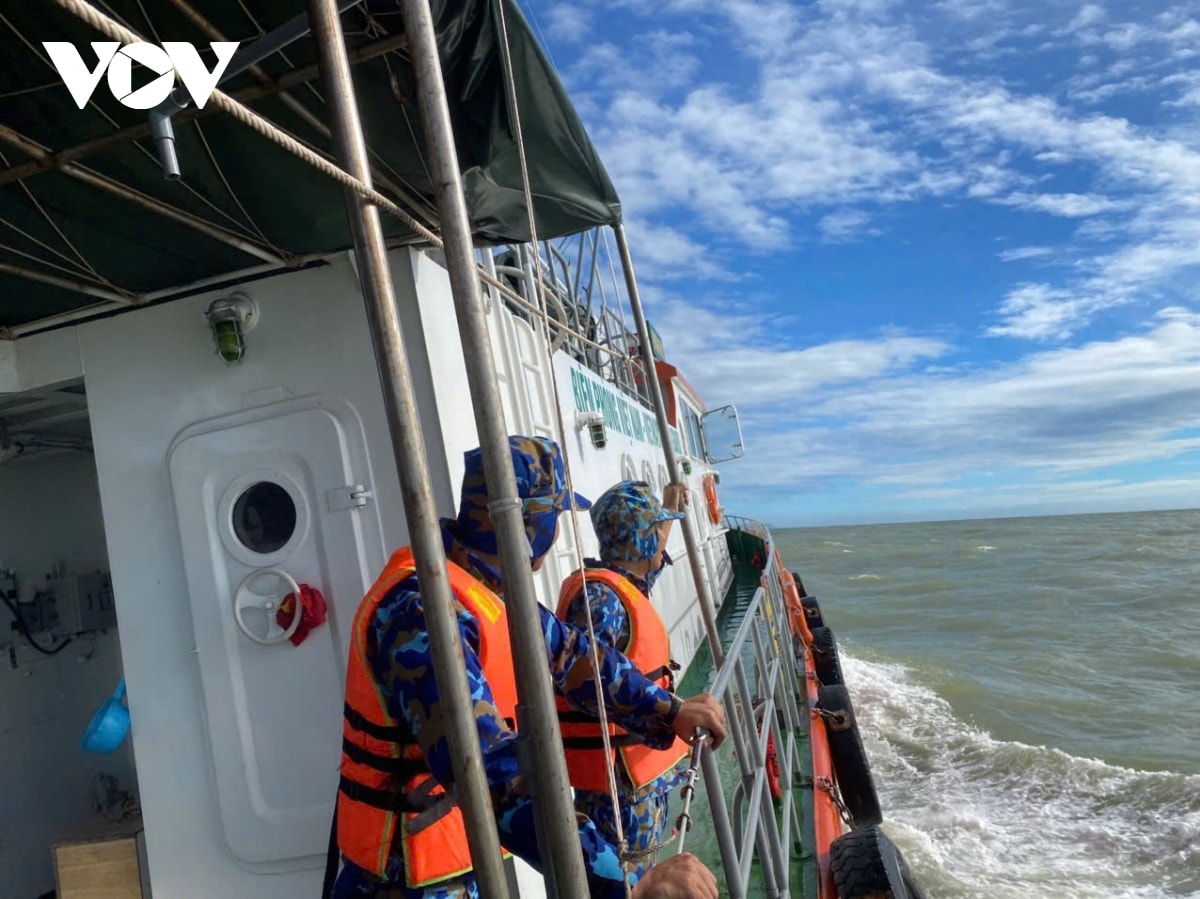 khen thuong tap the, ca nhan cuu 3 ngu dan ly son troi dat hon 40 gio tren bien hinh anh 1