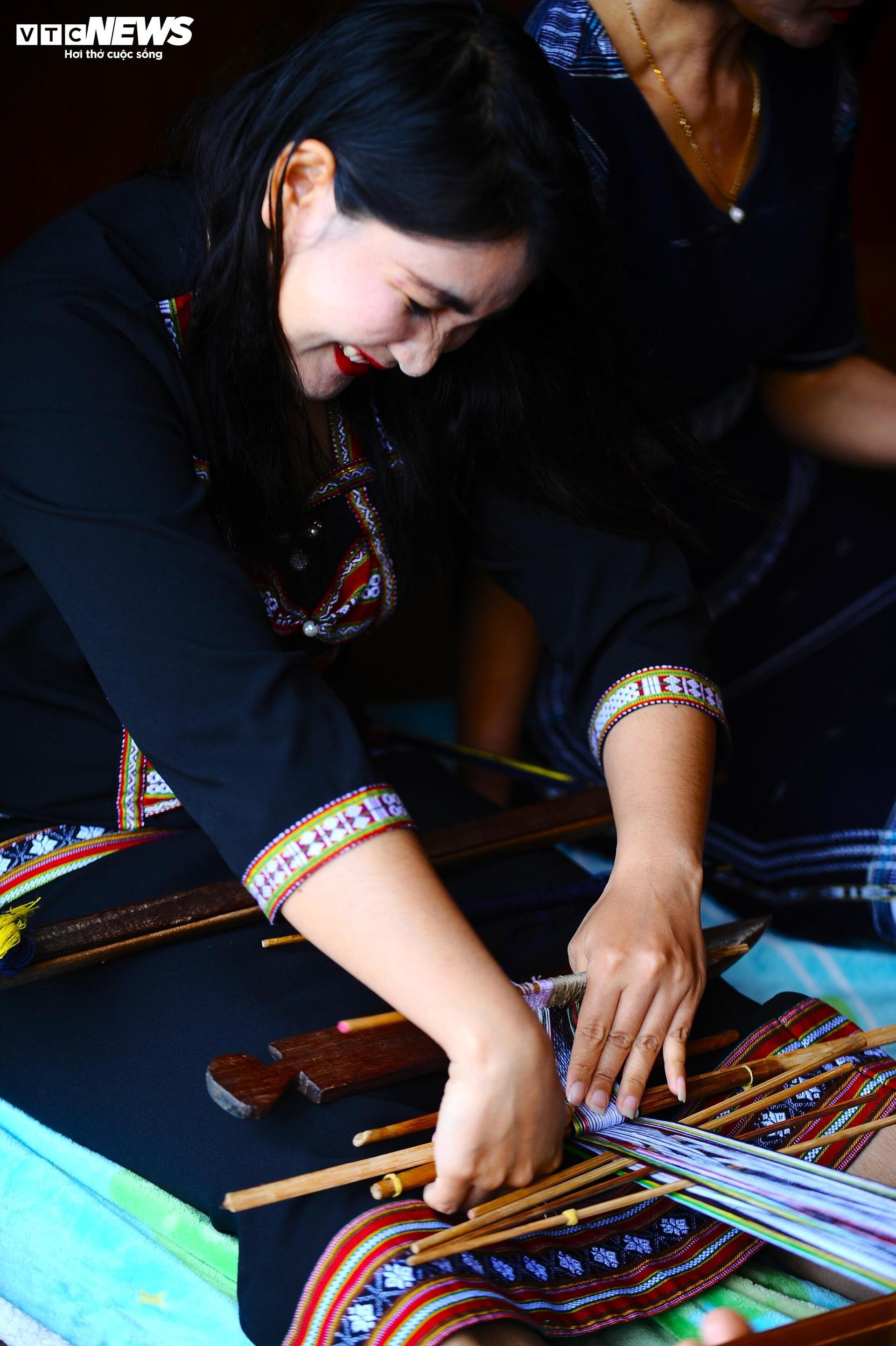 Độc đáo nghề dệt thổ cẩm của người K'ho dưới chân núi LangBiang - 9