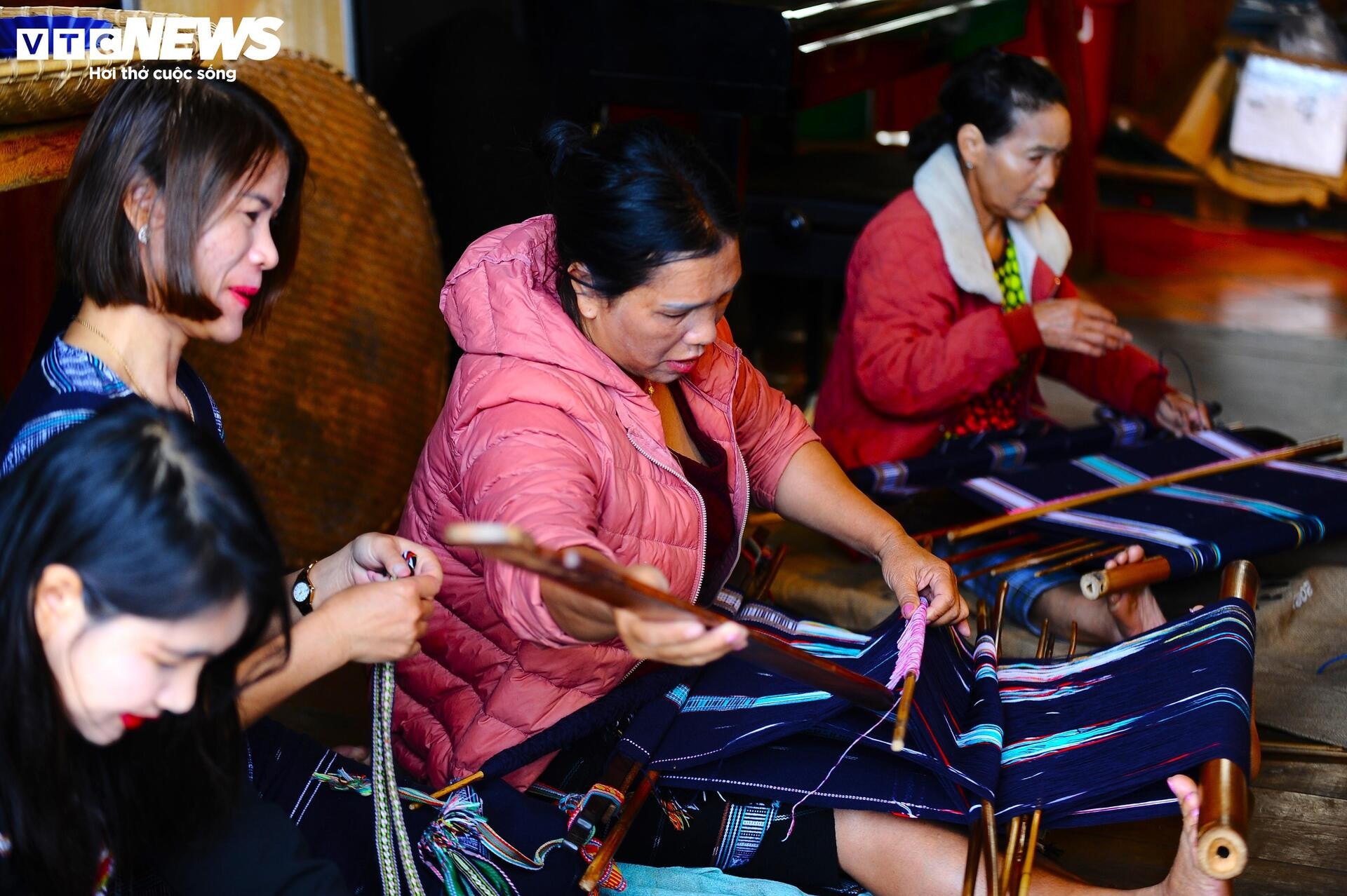 Độc đáo nghề dệt thổ cẩm của người K'ho dưới chân núi LangBiang - 1