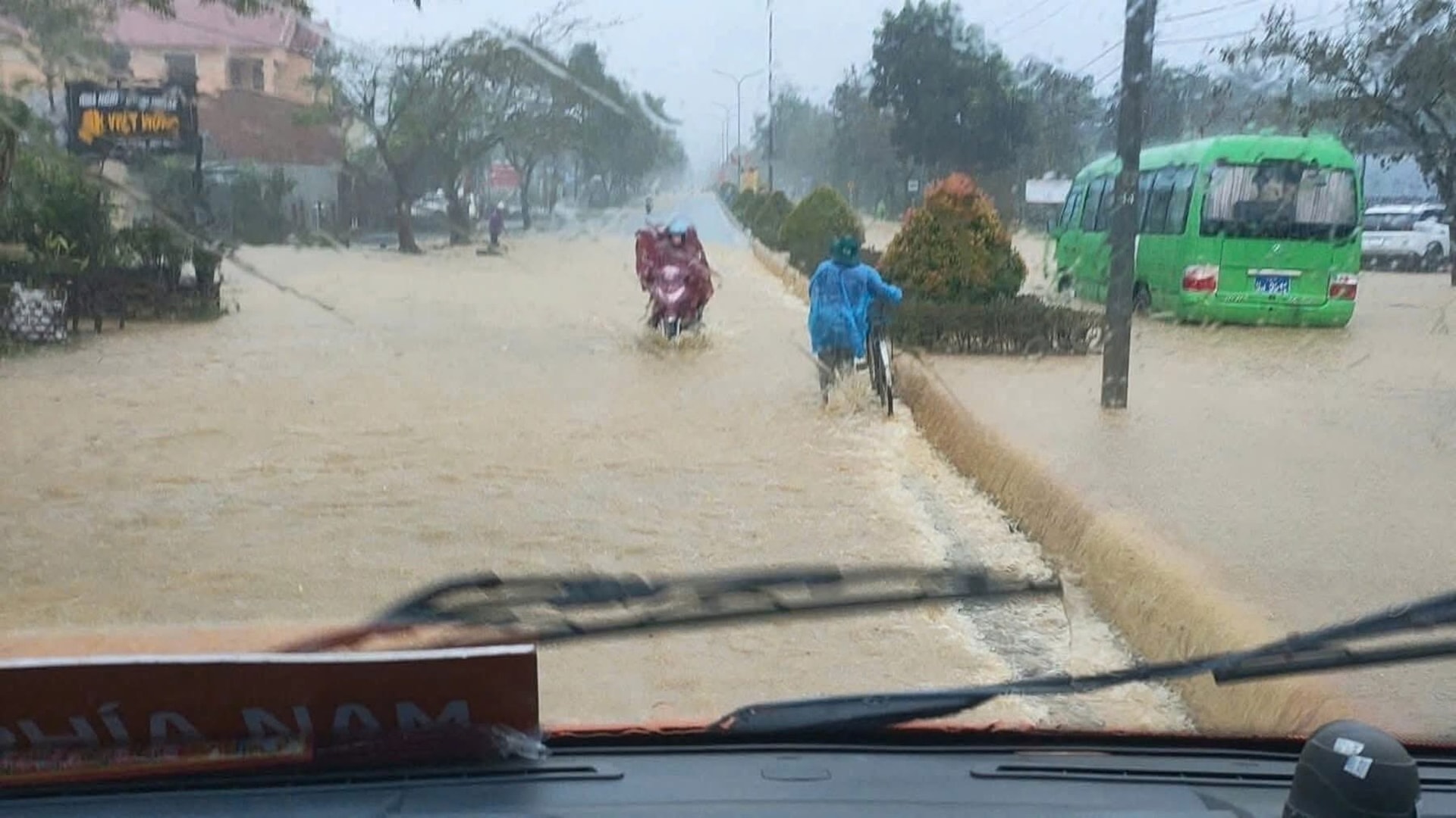Nhiều đoạn đường Hồ Chí Minh đoạn qua xã miền núi A Lưới 2 (TP Huế) bị ngập sâu. (Ảnh: MXH)