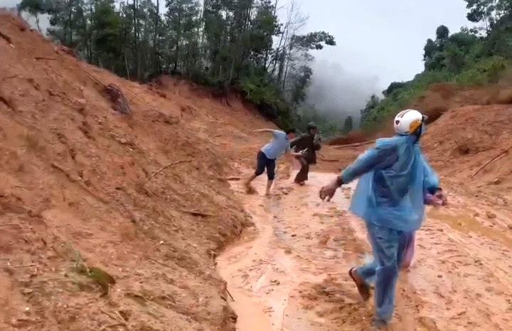 Nhiều người bỏ lại xe máy và tháo chạy. (Ảnh: Cắt từ clip)